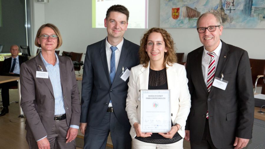 Auszeichnung Familienfreundliches Unternehmen im Kreis Paderborn (© Foto:Oliver Krato) Auszeichnung Familienfreundliches Unternehmen im Kreis Paderborn (© Foto:Oliver Krato)